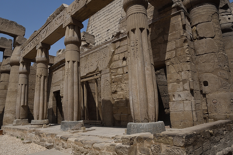 62 MAK_6213.jpg - Si entra nel grande cortile interno, circondato sui quattro lati da 74 colonne a foggia di papiro.